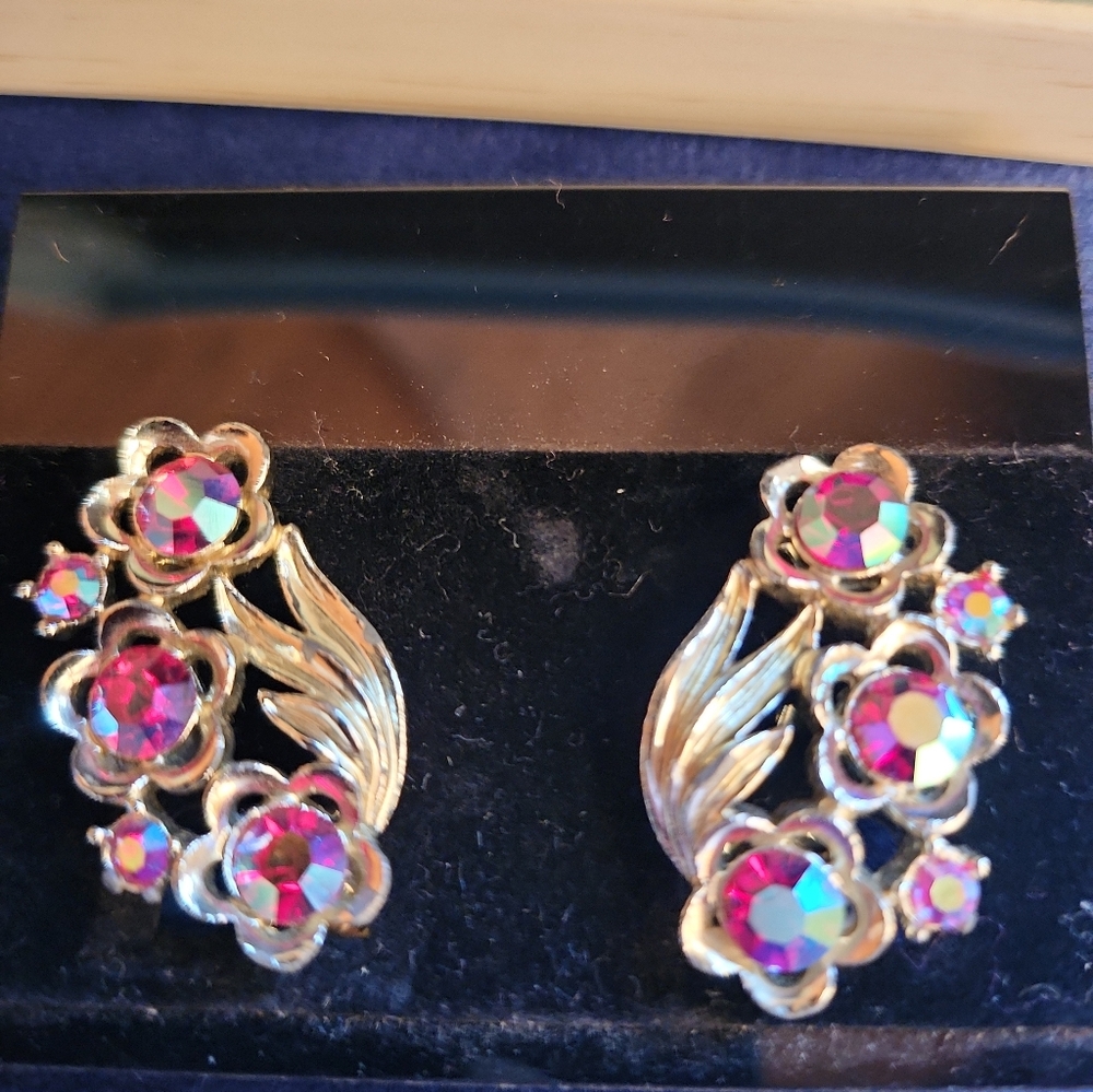 Vintage STAR Aurora Borealis Rhinestone Floral Clip Earrings Gold Tone Pink AB